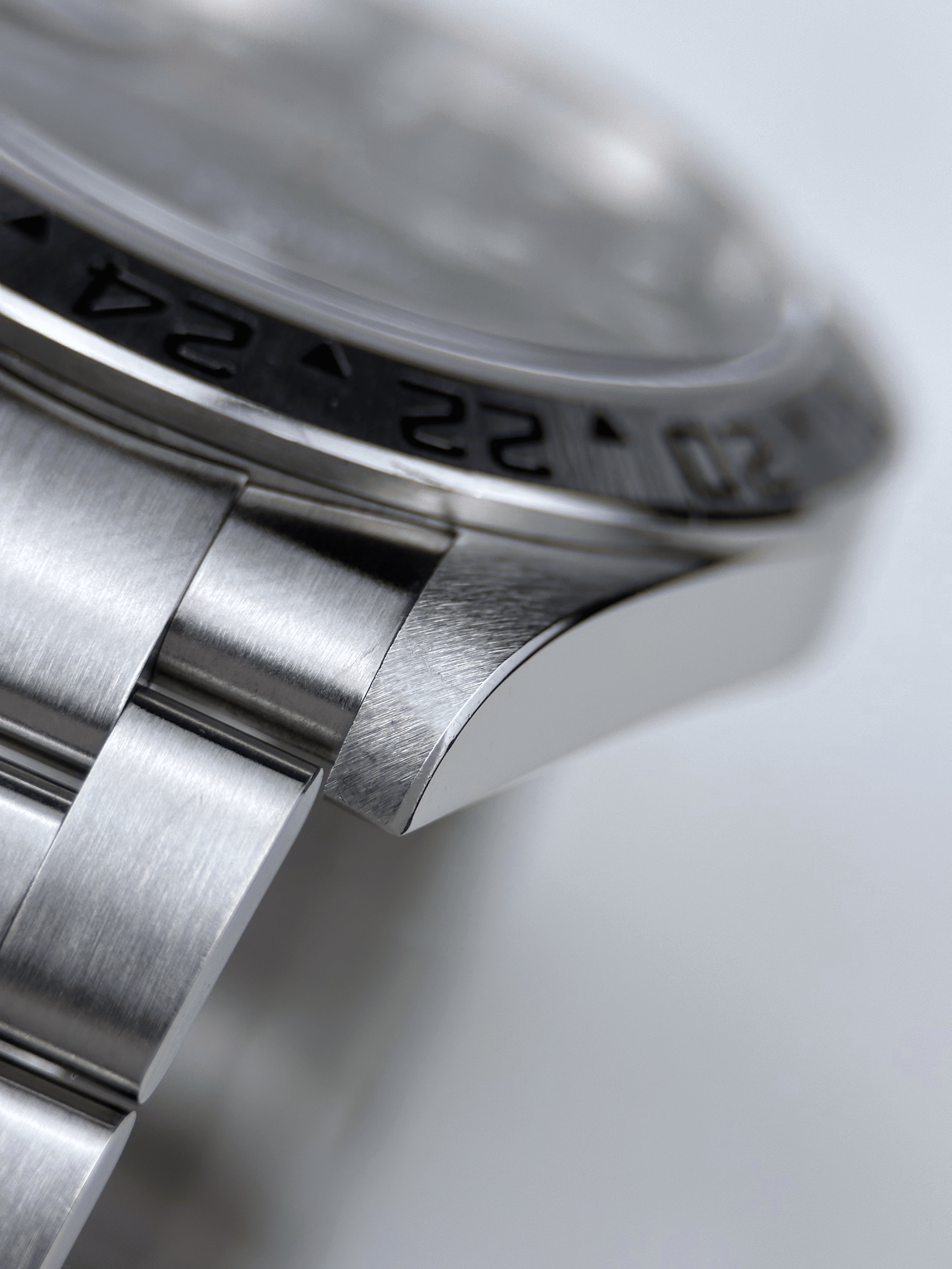 Rolex Explorer II Schwarz 16570 P-Serie 2000
